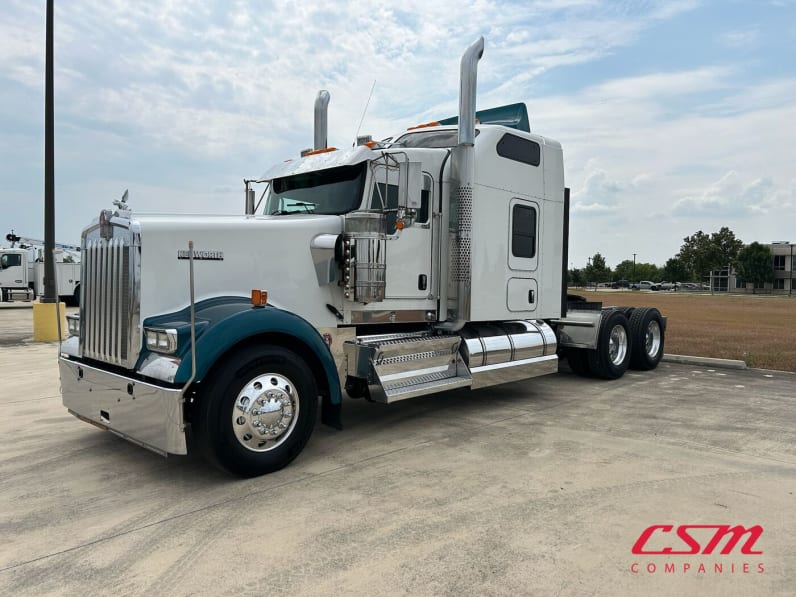 Exterior front drivers side for this 2021 Kenworth W900L (Stock number: UMR431043)