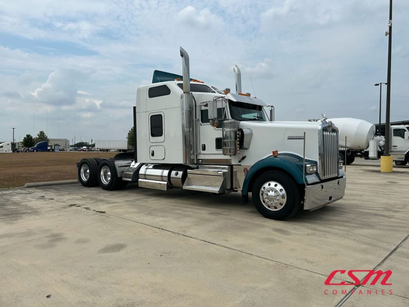 Exterior front passenger side for this 2021 Kenworth W900L (Stock number: UMR431043)Weeee