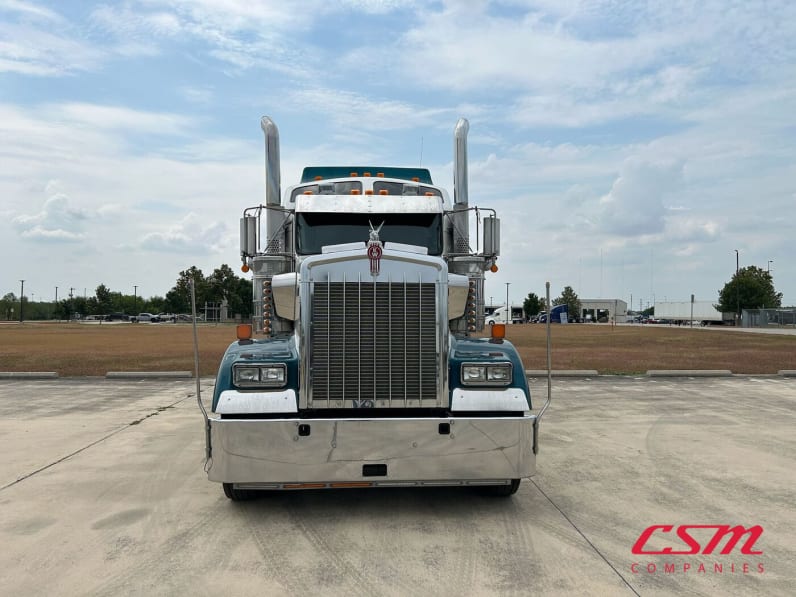 Exterior full front view for this 2021 Kenworth W900L (Stock number: UMR431043)