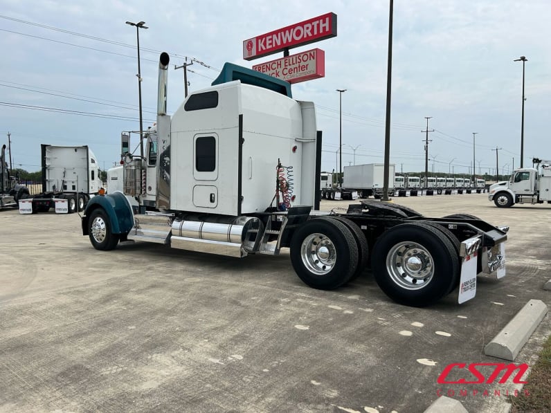 Exterior rear driver side for this 2021 Kenworth W900L (Stock number: UMR431043)