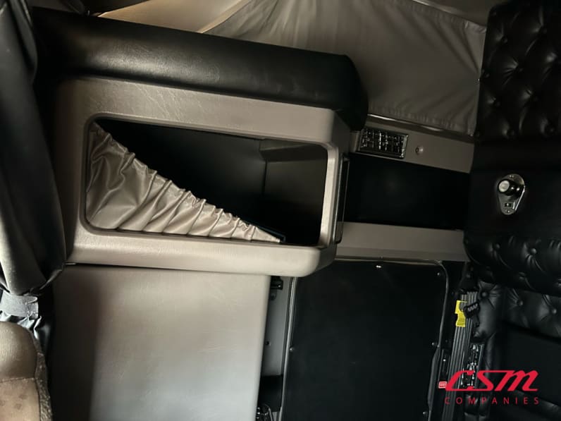 Interior passenger side sleeper for this 2021 Kenworth W900L (Stock number: UMR431043)
