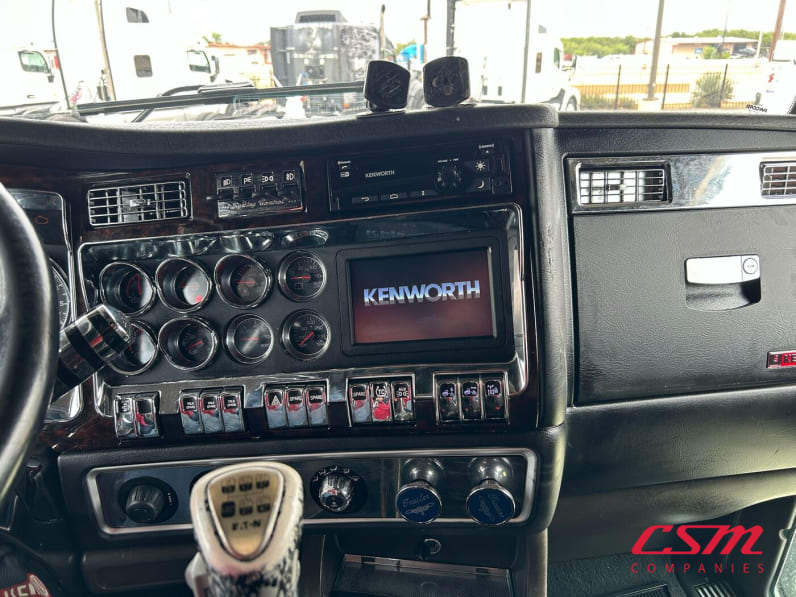 Interior radio and navigation system for this 2021 Kenworth W900L (Stock number: UMR431043)Weeee