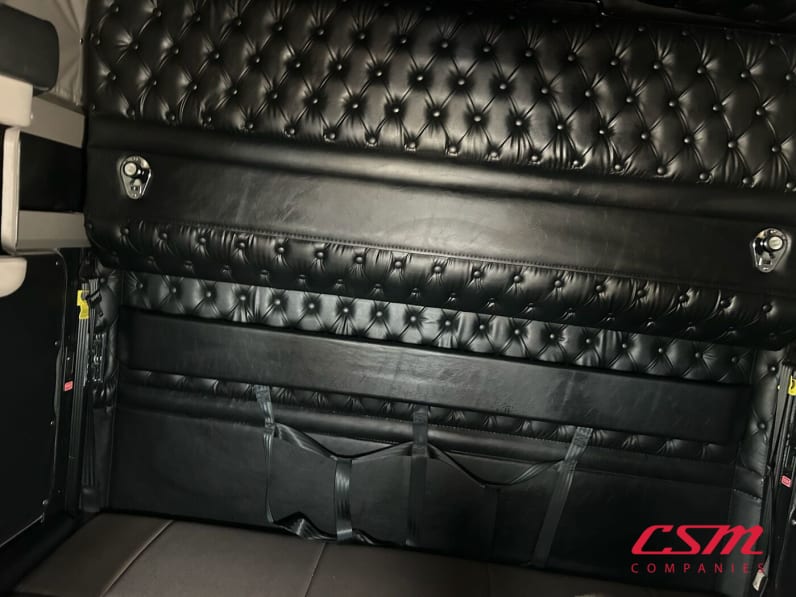 Interior wide sleeper view for this 2021 Kenworth W900L (Stock number: UMR431043)