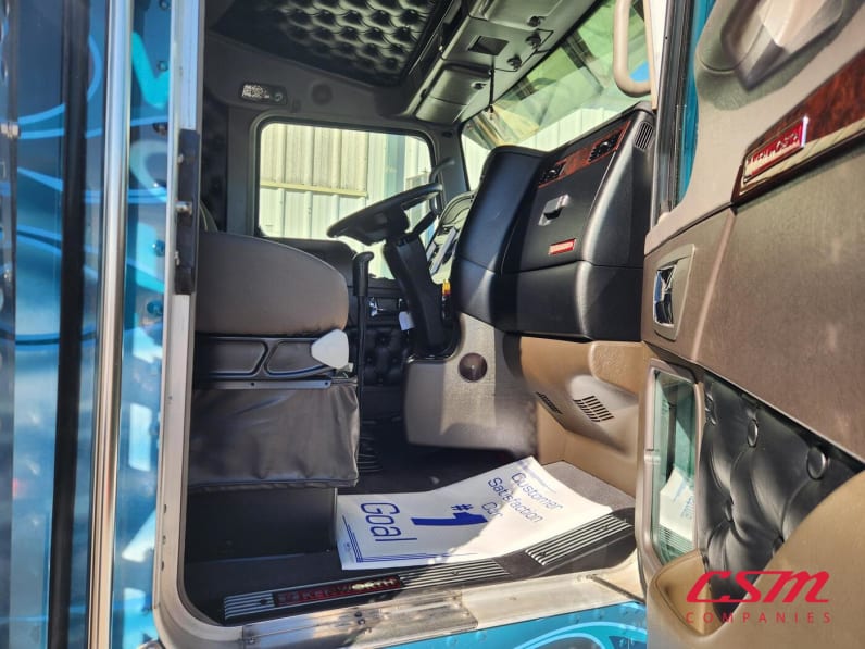 Drivers side door open for this 2021 Kenworth W900L (Stock number: UMR431869)Weeee