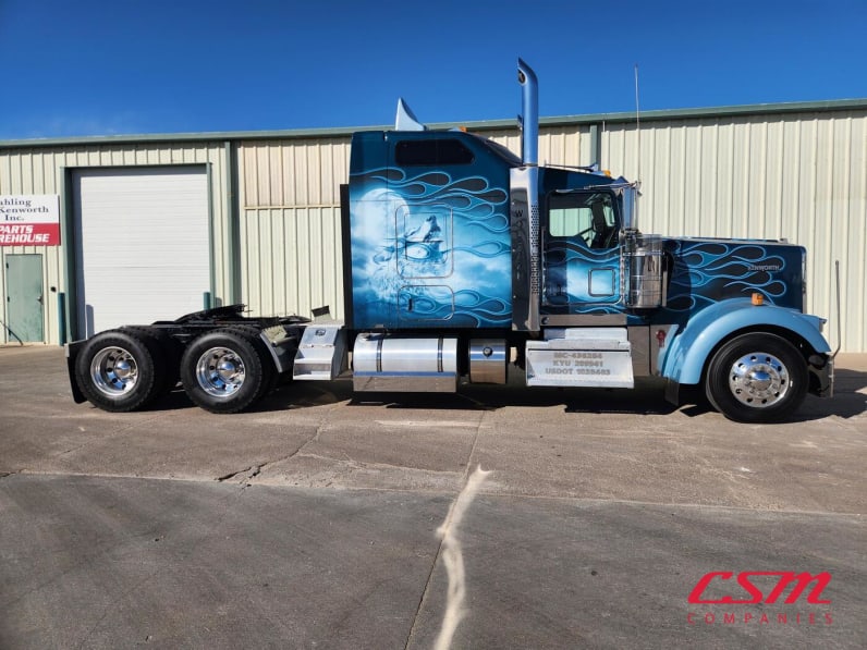 Exterior full passenger side for this 2021 Kenworth W900L (Stock number: UMR431869)Weeee