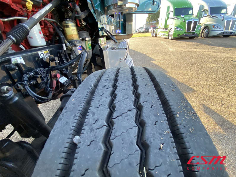 Driver side front tire tread for this 2021 Kenworth W900L (Stock number: UMR431870)