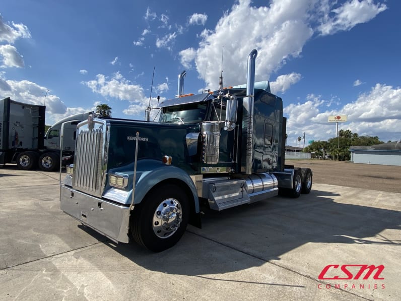 Exterior front drivers side for this 2021 Kenworth W900L (Stock number: UMR431870)