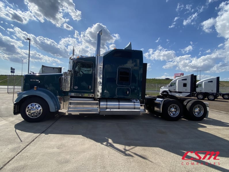 Exterior full driver side for this 2021 Kenworth W900L (Stock number: UMR431870)