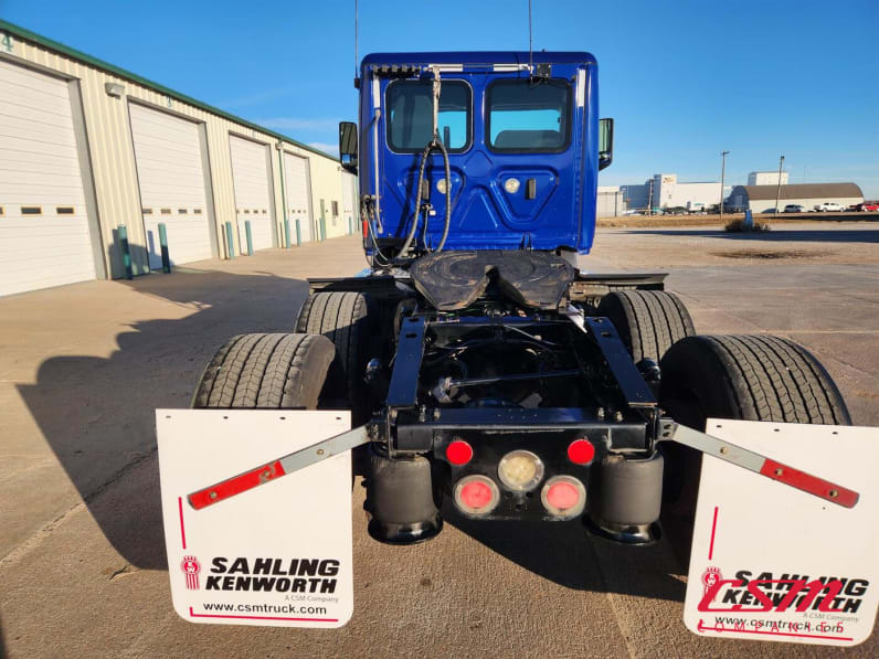 Exterior full rear view for this 2021 Freightliner Cascadia (Stock number: UMSMY7389)