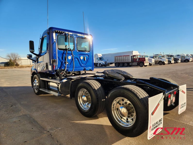 Exterior rear driver side for this 2021 Freightliner Cascadia (Stock number: UMSMY7389)
