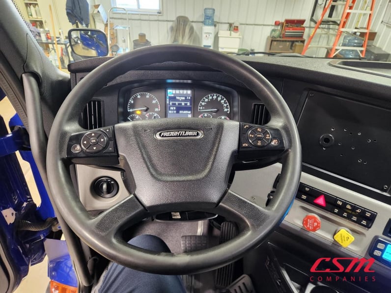 Interior steering wheel for this 2021 Freightliner Cascadia (Stock number: UMSMY7389)