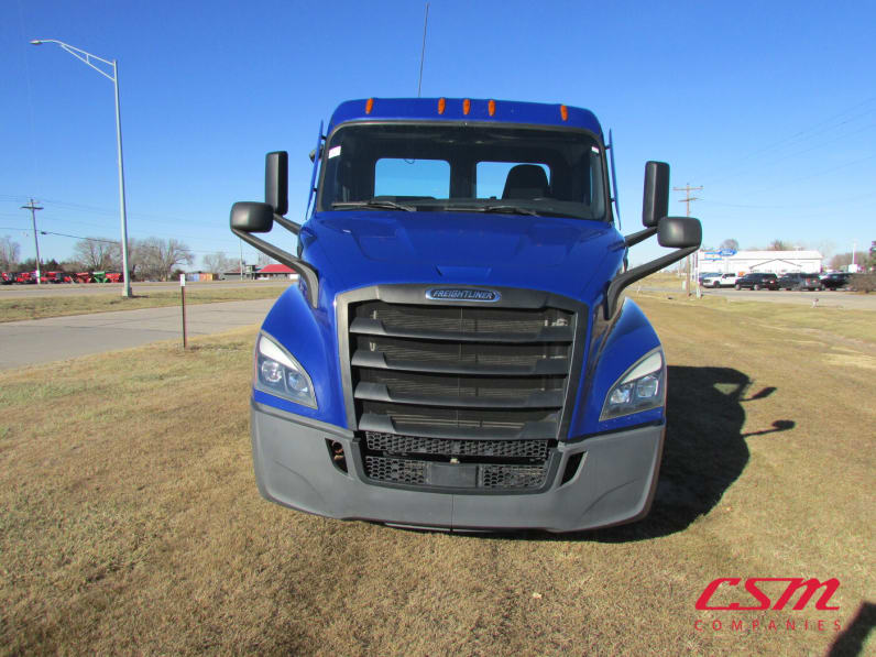 Exterior full front view for this 2021 Freightliner Cascadia (Stock number: UMSMY7393)