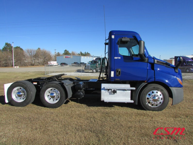 Exterior full passenger side for this 2021 Freightliner Cascadia (Stock number: UMSMY7393)