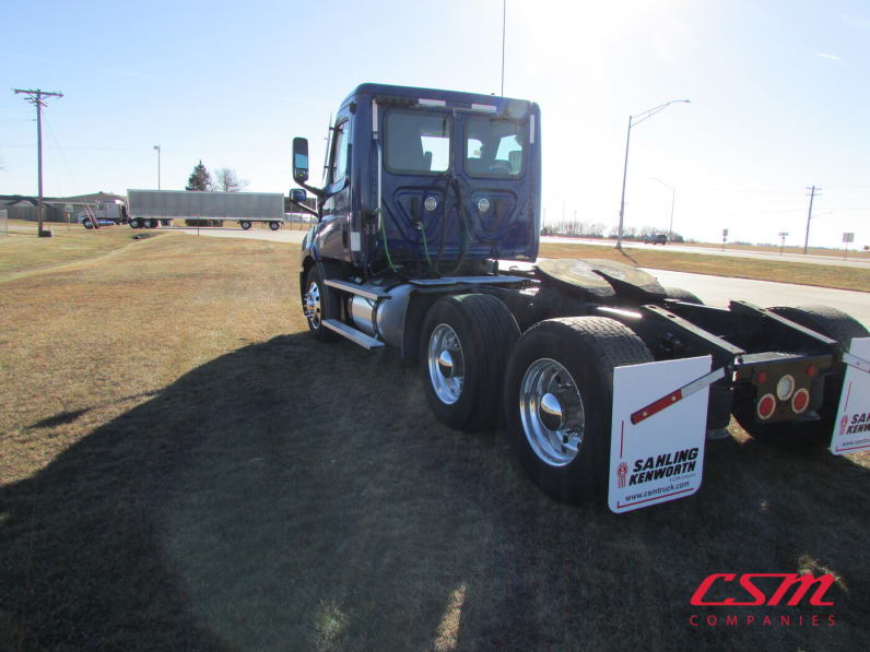 Exterior rear driver side for this 2021 Freightliner Cascadia (Stock number: UMSMY7393)