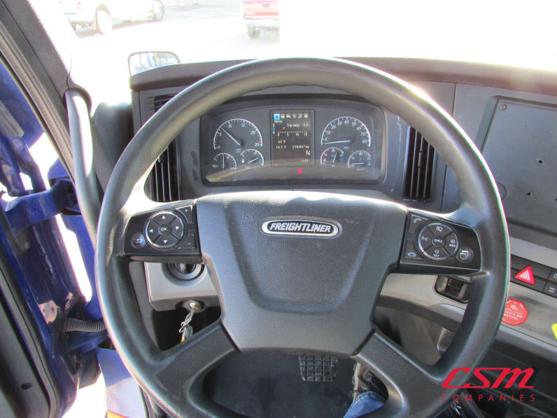 Interior steering wheel for this 2021 Freightliner Cascadia (Stock number: UMSMY7393)