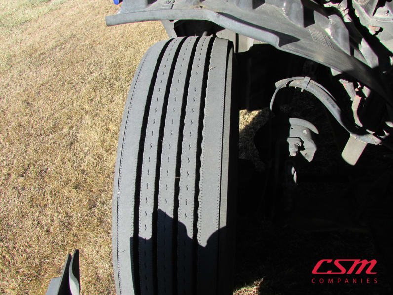 Passenger side front tire tread for this 2021 Freightliner Cascadia (Stock number: UMSMY7393)