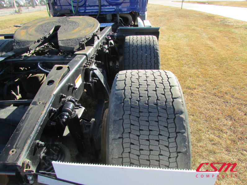 Passenger side rear frame and tire tread for this 2021 Freightliner Cascadia (Stock number: UMSMY7393)