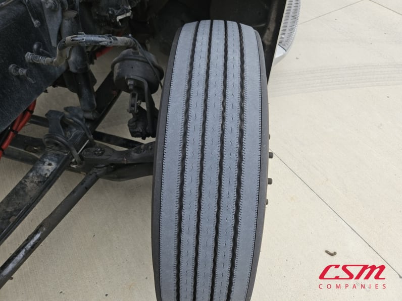 Driver side front tire tread for this 2022 Peterbilt 579 (Stock number: UND759970)