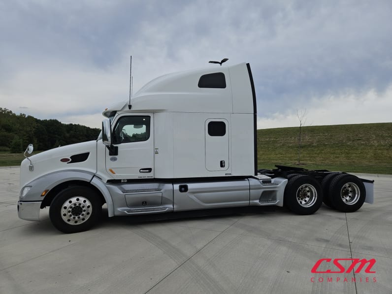Exterior full driver side for this 2022 Peterbilt 579 (Stock number: UND759970)