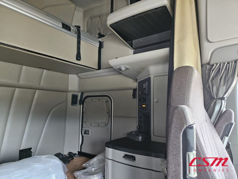 Interior driver side sleeper for this 2022 Peterbilt 579 (Stock number: UND759970)