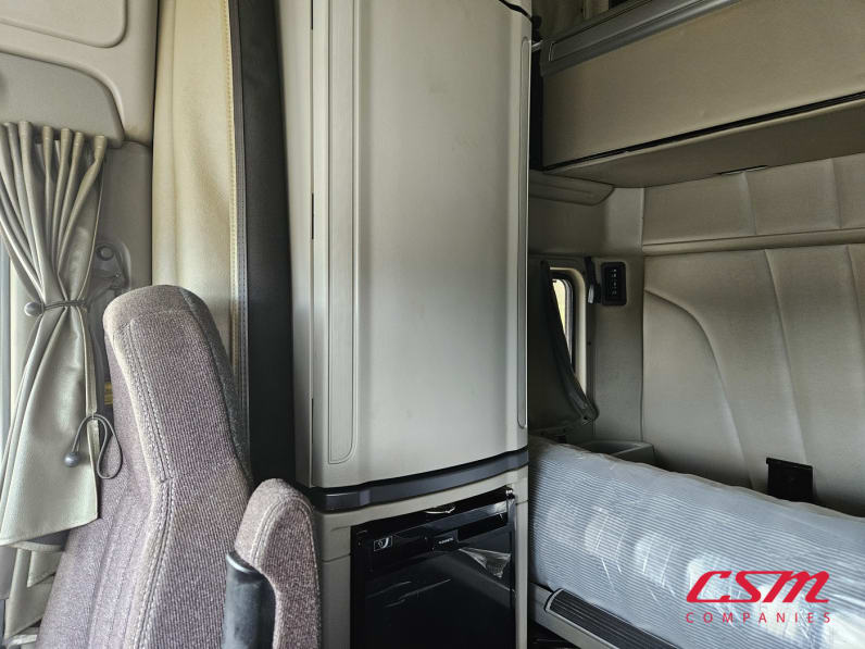 Interior passenger side sleeper for this 2022 Peterbilt 579 (Stock number: UND759970)