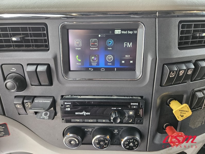 Interior radio and navigation system for this 2022 Peterbilt 579 (Stock number: UND759970)