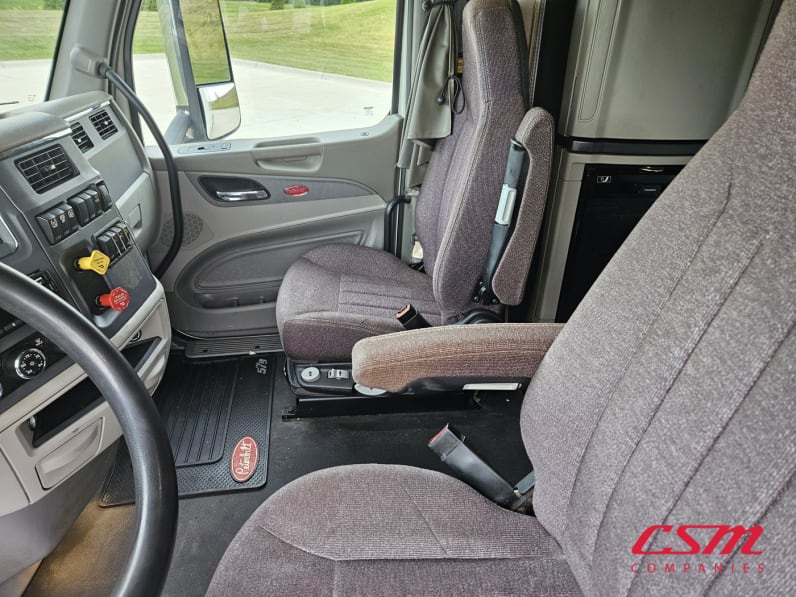 Interior seats for this 2022 Peterbilt 579 (Stock number: UND759970)