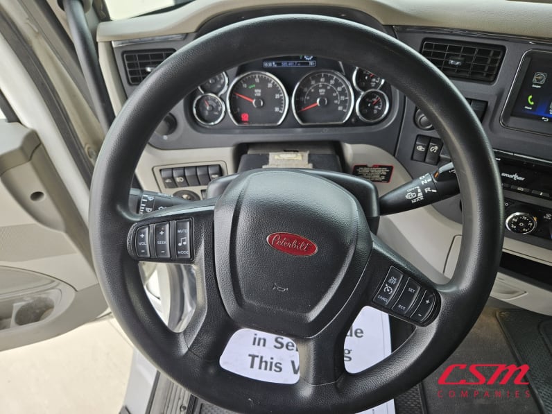 Interior steering wheel for this 2022 Peterbilt 579 (Stock number: UND759970)