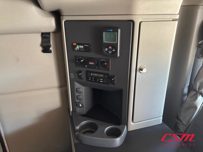 UND759971-2022-Peterbilt-579