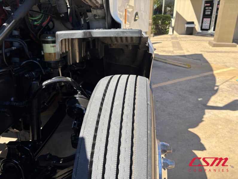 Driver side front tire tread for this 2022 Peterbilt 579 (Stock number: UND759971)