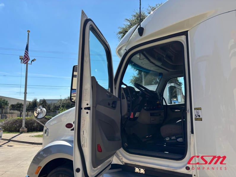 Drivers side door open for this 2022 Peterbilt 579 (Stock number: UND759971)