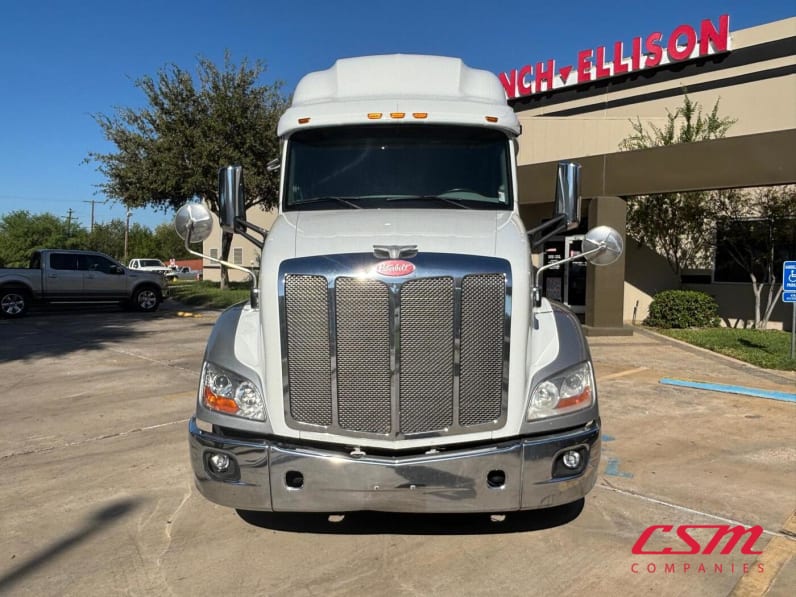 Exterior full front view for this 2022 Peterbilt 579 (Stock number: UND759971)