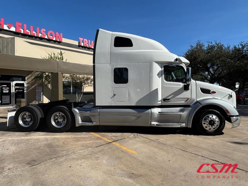Exterior full passenger side for this 2022 Peterbilt 579 (Stock number: UND759971)