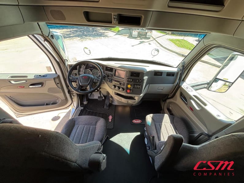 Interior cockpit for this 2022 Peterbilt 579 (Stock number: UND759971)
