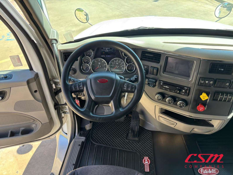 Interior dash for this 2022 Peterbilt 579 (Stock number: UND759971)