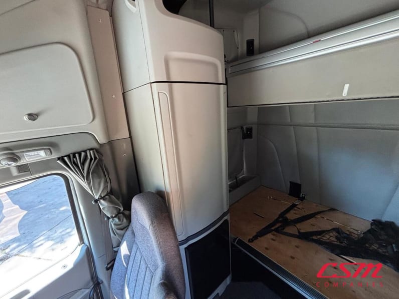 Interior passenger side sleeper for this 2022 Peterbilt 579 (Stock number: UND759971)