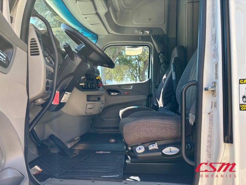 Interior seats for this 2022 Peterbilt 579 (Stock number: UND759971)