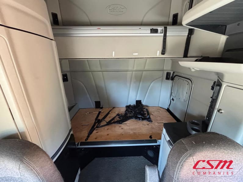 Interior wide sleeper view for this 2022 Peterbilt 579 (Stock number: UND759971)