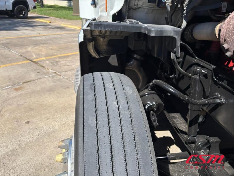 Passenger side front tire tread for this 2022 Peterbilt 579 (Stock number: UND759971)
