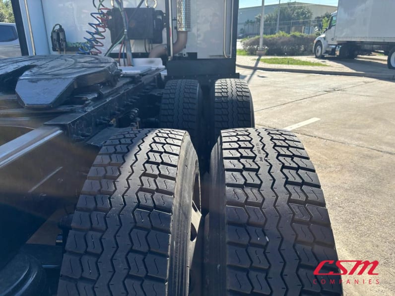 Passenger side rear frame and tire tread for this 2022 Peterbilt 579 (Stock number: UND759971)