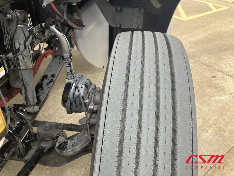 Driver side front tire tread for this 2022 Peterbilt 579 (Stock number: UND781513)
