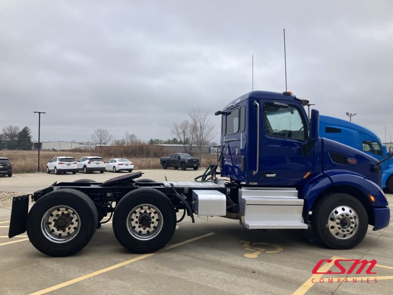 Exterior full passenger side for this 2022 Peterbilt 579 (Stock number: UND781513)