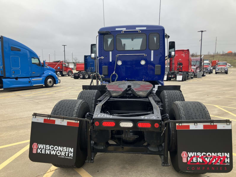 Exterior full rear view for this 2022 Peterbilt 579 (Stock number: UND781513)