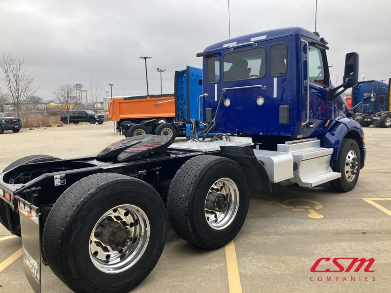 Exterior rear passenger side for this 2022 Peterbilt 579 (Stock number: UND781513)