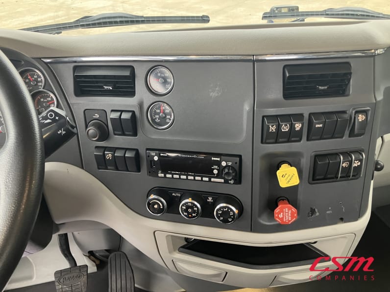 Interior radio and navigation system for this 2022 Peterbilt 579 (Stock number: UND781513)