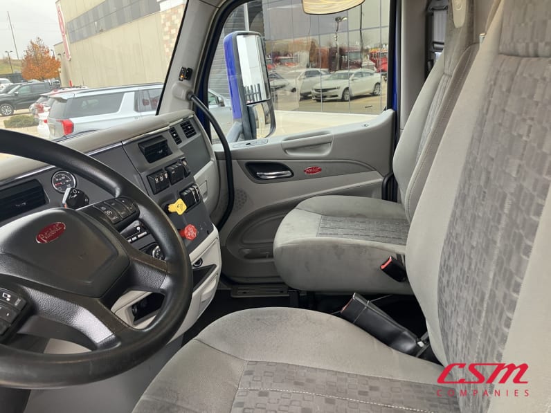 Interior seats for this 2022 Peterbilt 579 (Stock number: UND781513)