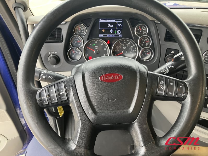 Interior steering wheel for this 2022 Peterbilt 579 (Stock number: UND781513)