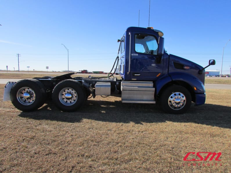 Exterior full passenger side for this 2022 Peterbilt 579 (Stock number: UND781516)