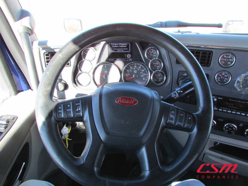 Interior steering wheel for this 2022 Peterbilt 579 (Stock number: UND781516)