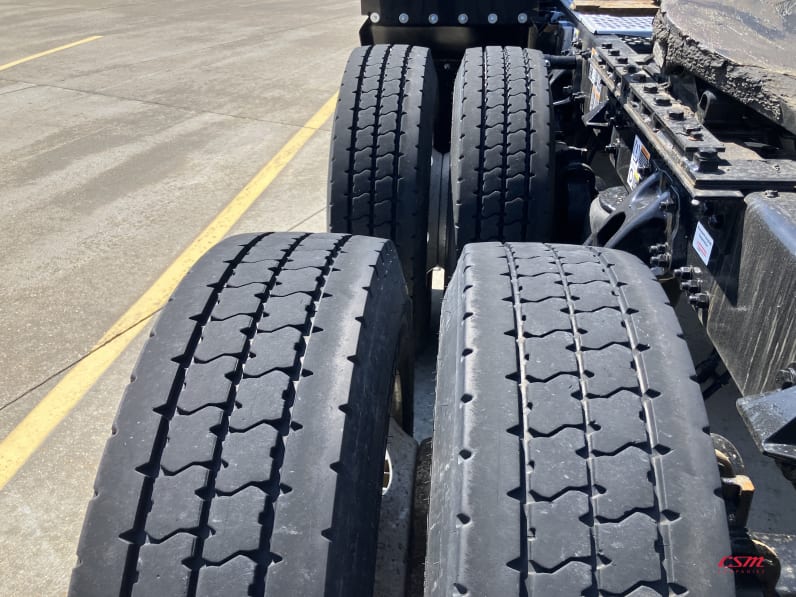 Driver side rear frame and tire tread for this 2022 Kenworth T680 (Stock number: UNJ148668A)Weeee